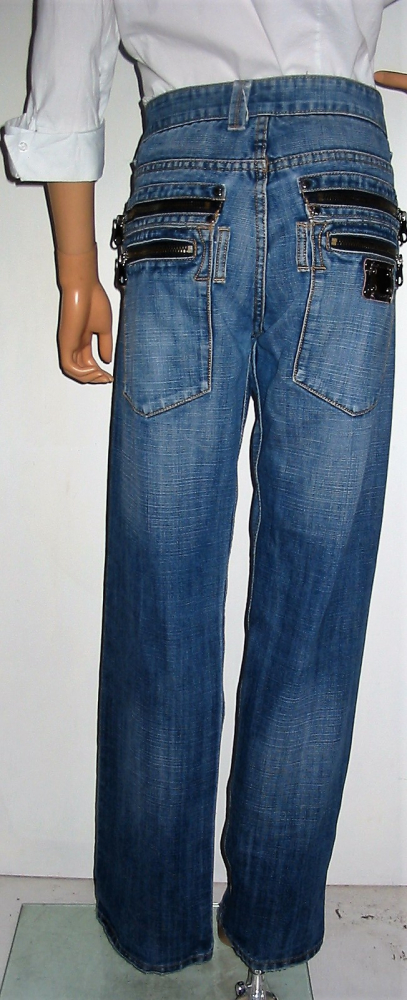 Y. Two férfi farmer