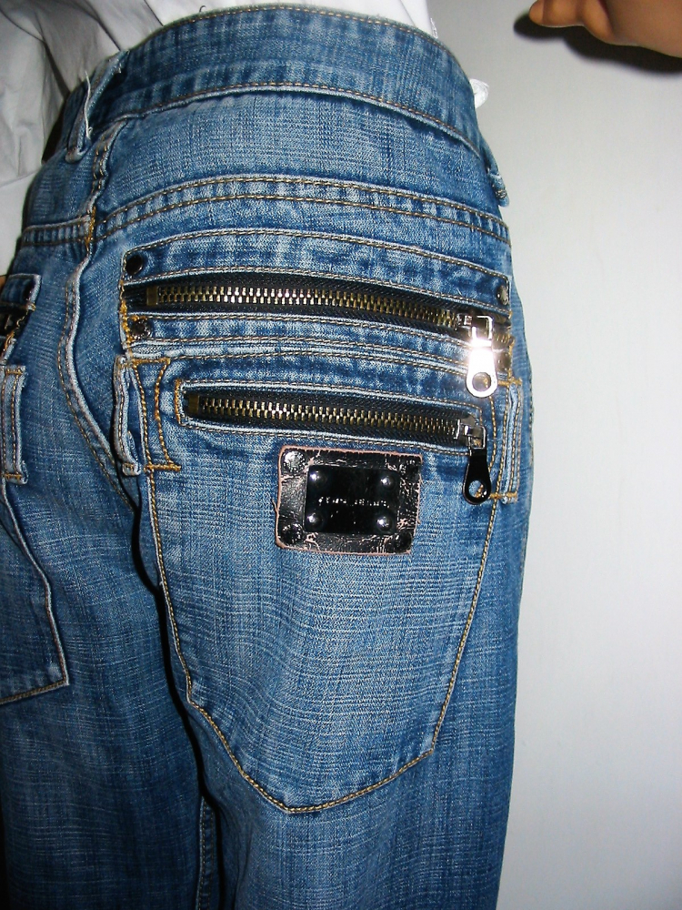 Y. Two férfi farmer