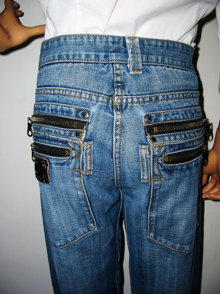 Y. Two férfi farmer