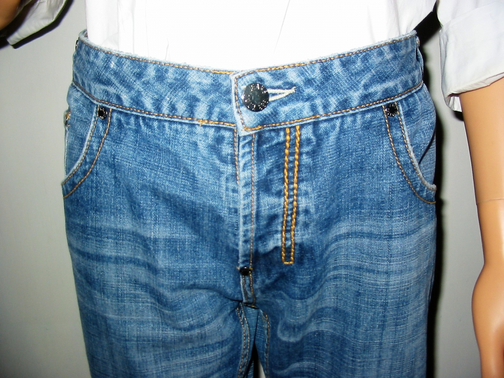 Y. Two férfi farmer