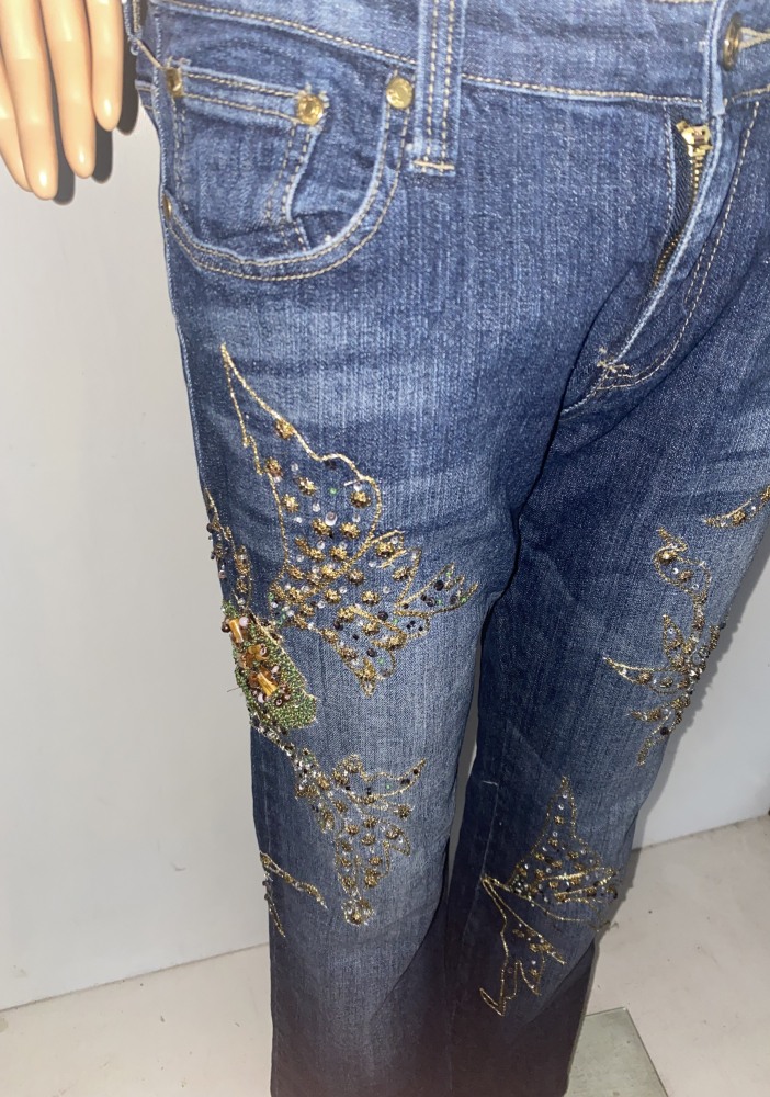 Hímzett csípőfarmer