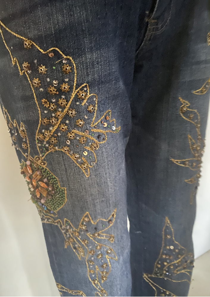 Hímzett csípőfarmer