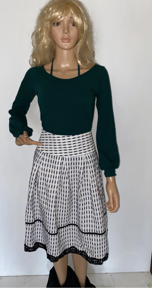 Nőies fekete-fehér szoknya