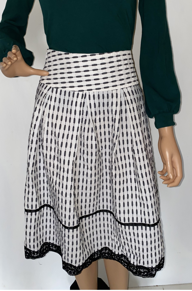 Nőies fekete-fehér szoknya