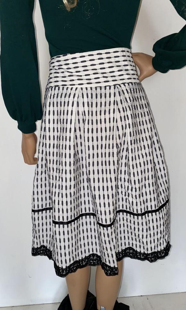 Nőies fekete-fehér szoknya