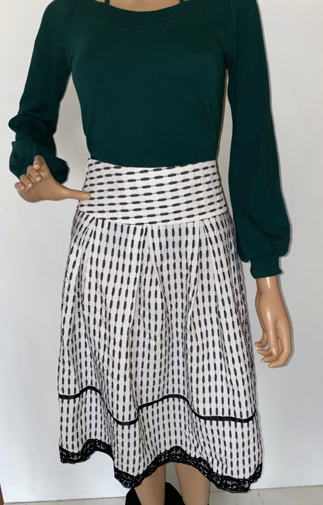 Nőies fekete-fehér szoknya
